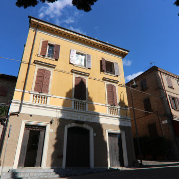 Castelvetro di Modena, splendore senza tempo nel palazzotto in centro