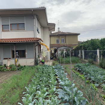 Villa bifamiliare su tre livelli con giardino escl