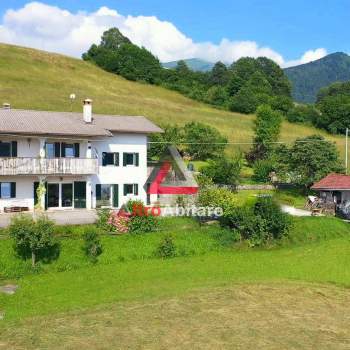 Casa di testa immersa nel verde con giardino a Limana