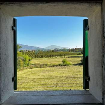 PORZIONE INDIPENDENTE CON SCOPERTO ESCLUSIVO! a Colle Umberto