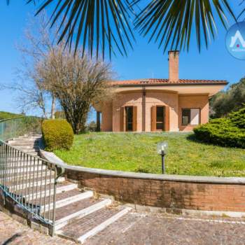 Villa in vendita a Pesaro (Pesaro e Urbino)