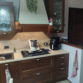 Vendo CUCINA IN LEGNO MASSELLO compresa di tavolo sedie e mensole