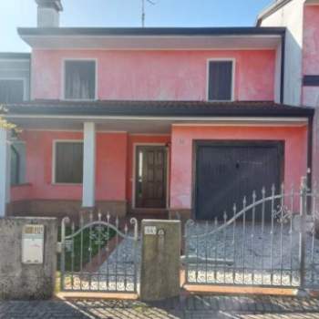 Casa a schiera in vendita a Sesto al Reghena (Pordenone)