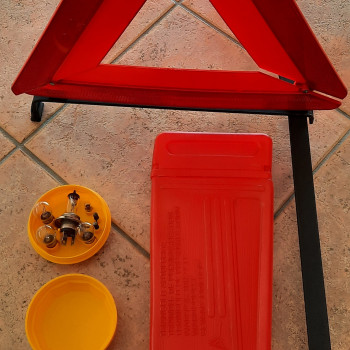 Triangolo emergenza e trousse lampade auto 