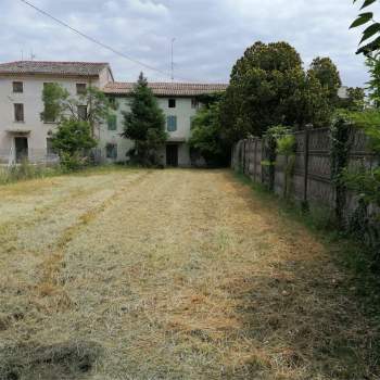 PORZIONE DI CASA CON ANNESSO a Moriago della Battaglia